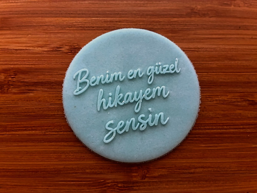 26561 Benim en güzel hikayem sensin yazılı pleksi kabartma plakası