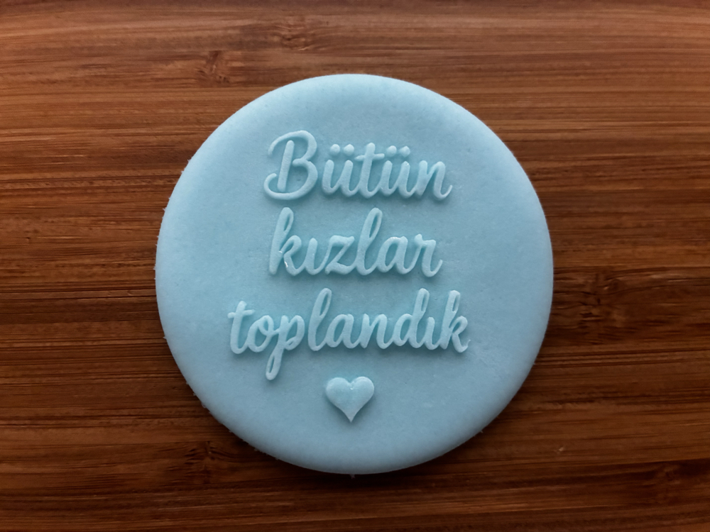 26394 Bütün kızlar toplandık yazılı pleksi kabartma plakası