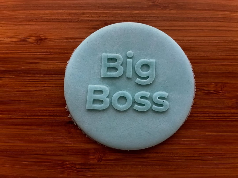 26559 Big Boss yazılı pleksi kabartma plakası