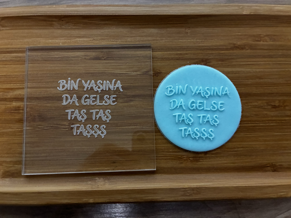 26454 Bin yaşına da gelse taş taş taş yazılı pleksi kabartma plakası