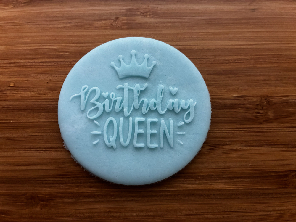 26478 Birthday queen yazılı pleksi kabartma plakası