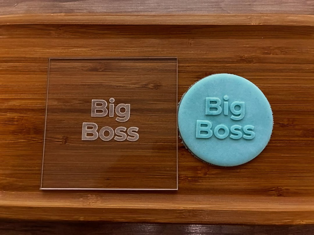 26559 Big Boss yazılı pleksi kabartma plakası