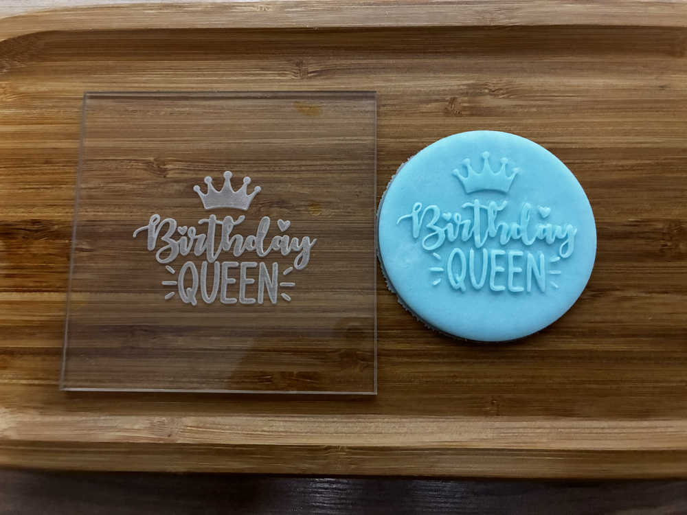 26478 Birthday queen yazılı pleksi kabartma plakası