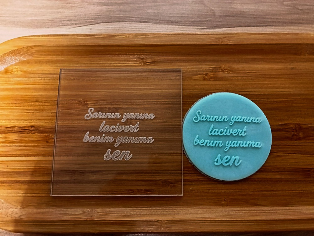 26565 Sarının yanına lacivert benim yanıma sen yazılı pleksi kabartma plakası