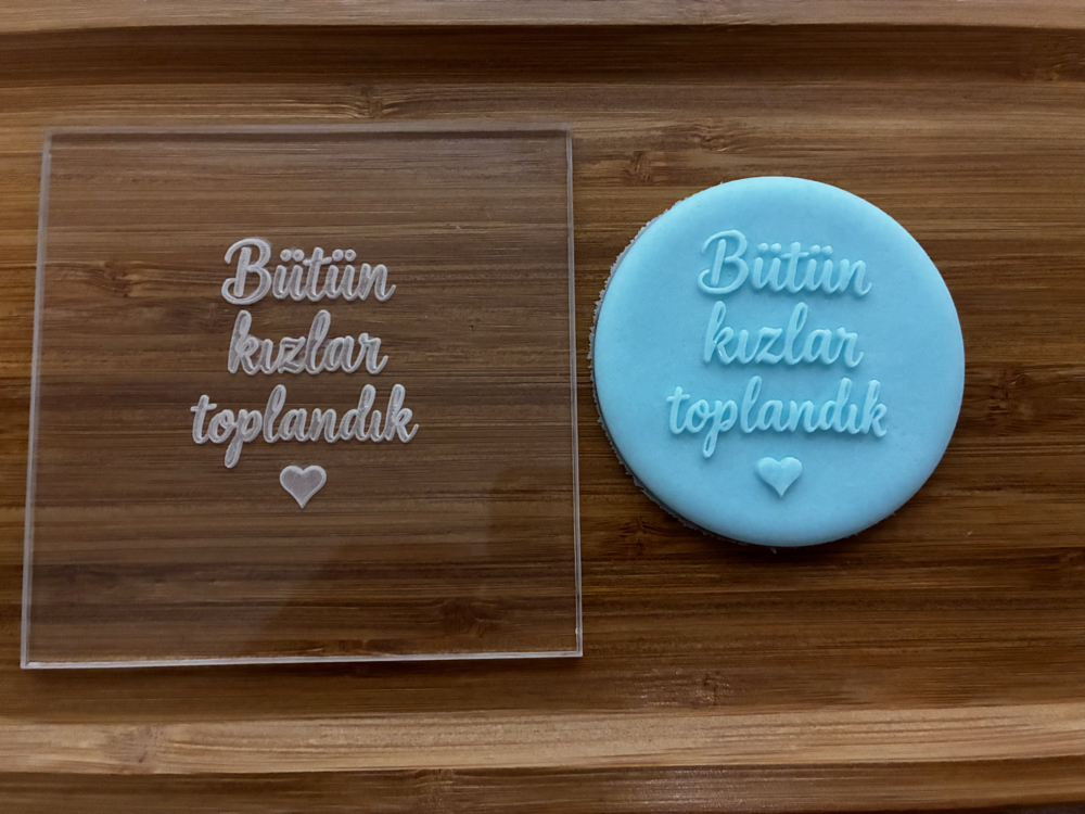26394 Bütün kızlar toplandık yazılı pleksi kabartma plakası