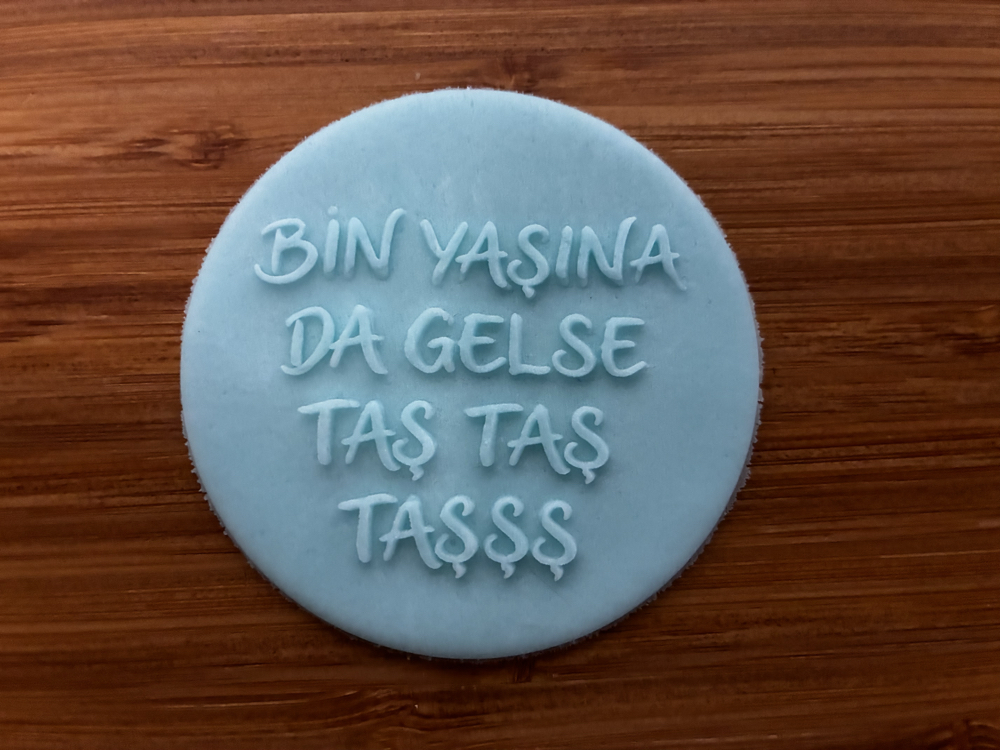 26454 Bin yaşına da gelse taş taş taş yazılı pleksi kabartma plakası