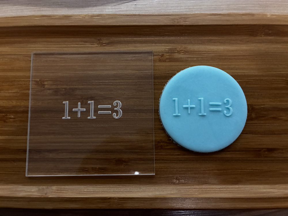 1+1 =3 yazılı pleksi kabartma plakası