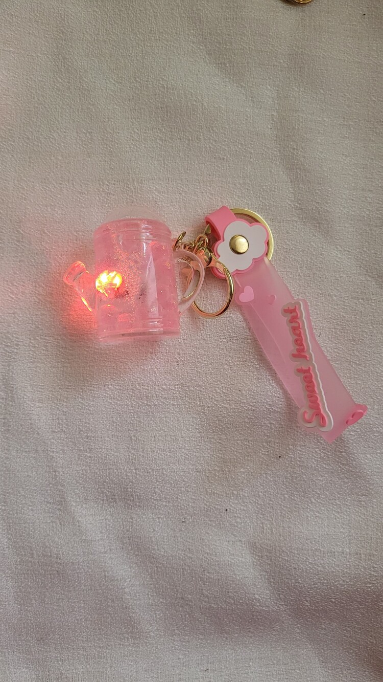 sulu ve ışıklı pembe anahtarlık