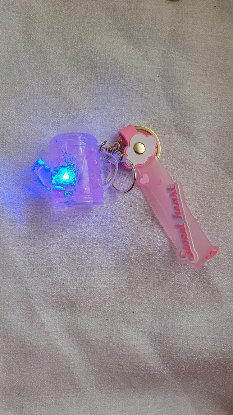 sulu ve ışıklı pembe anahtarlık