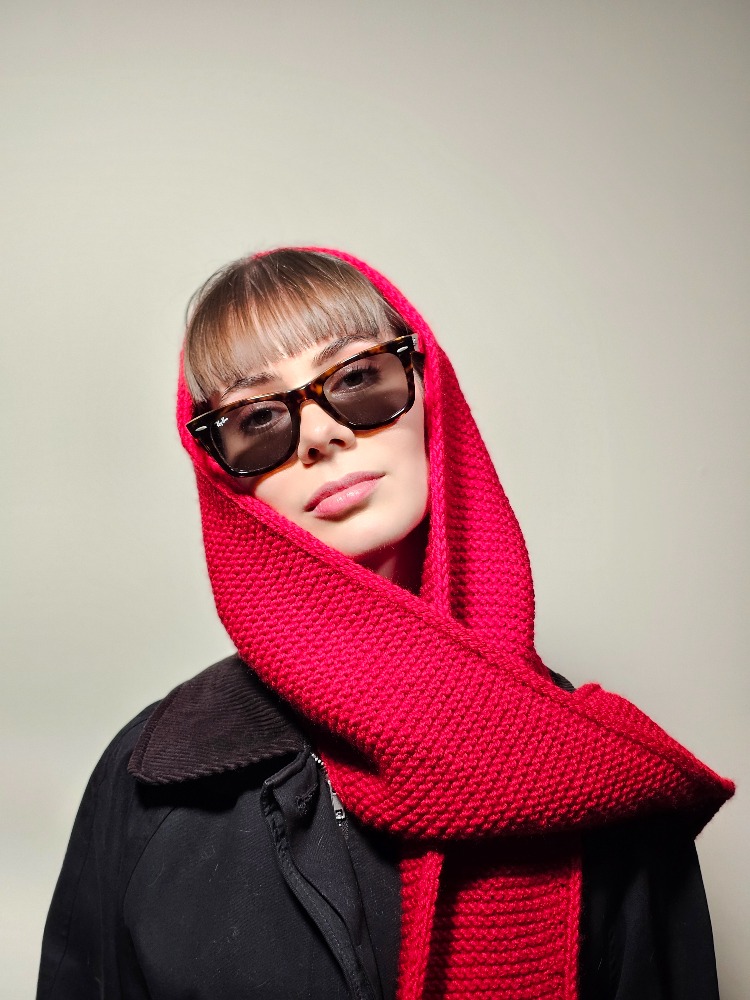 Margot – Yumuşak Yün İpten El Örgüsü Oversized Hoodie Scarf