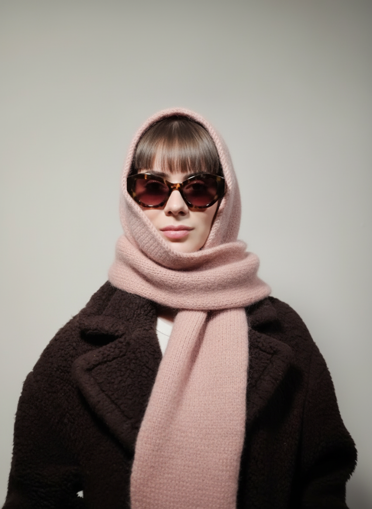 Margot – Yumuşak Yün İpten El Örgüsü Oversized Hoodie Scarf