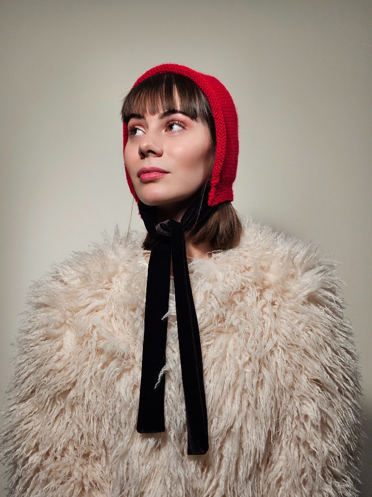 Laura-Romantik El Örgüsü Bonnet (Kadife Bağcıklı)