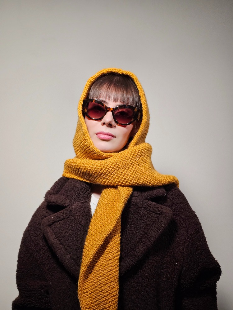 Margot – Yumuşak Yün İpten El Örgüsü Oversized Hoodie Scarf