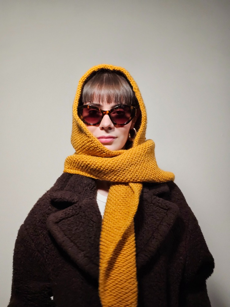 Margot – Yumuşak Yün İpten El Örgüsü Oversized Hoodie Scarf