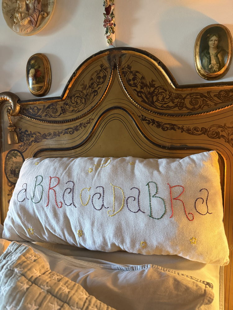 Abracadabra yastık