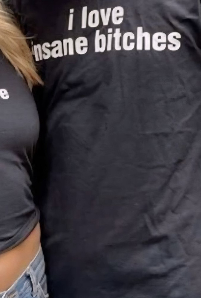 I love insane bitches- T-Shirt