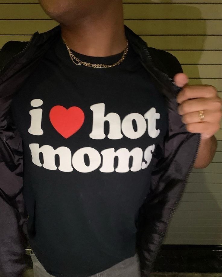 Hot Moms - T-Shirt