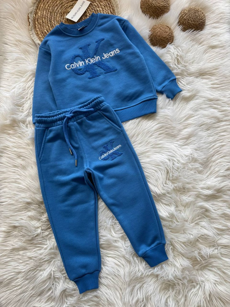 Calvin Klein Baskılı Premium Çocuk Takım – Şık ve Konforlu