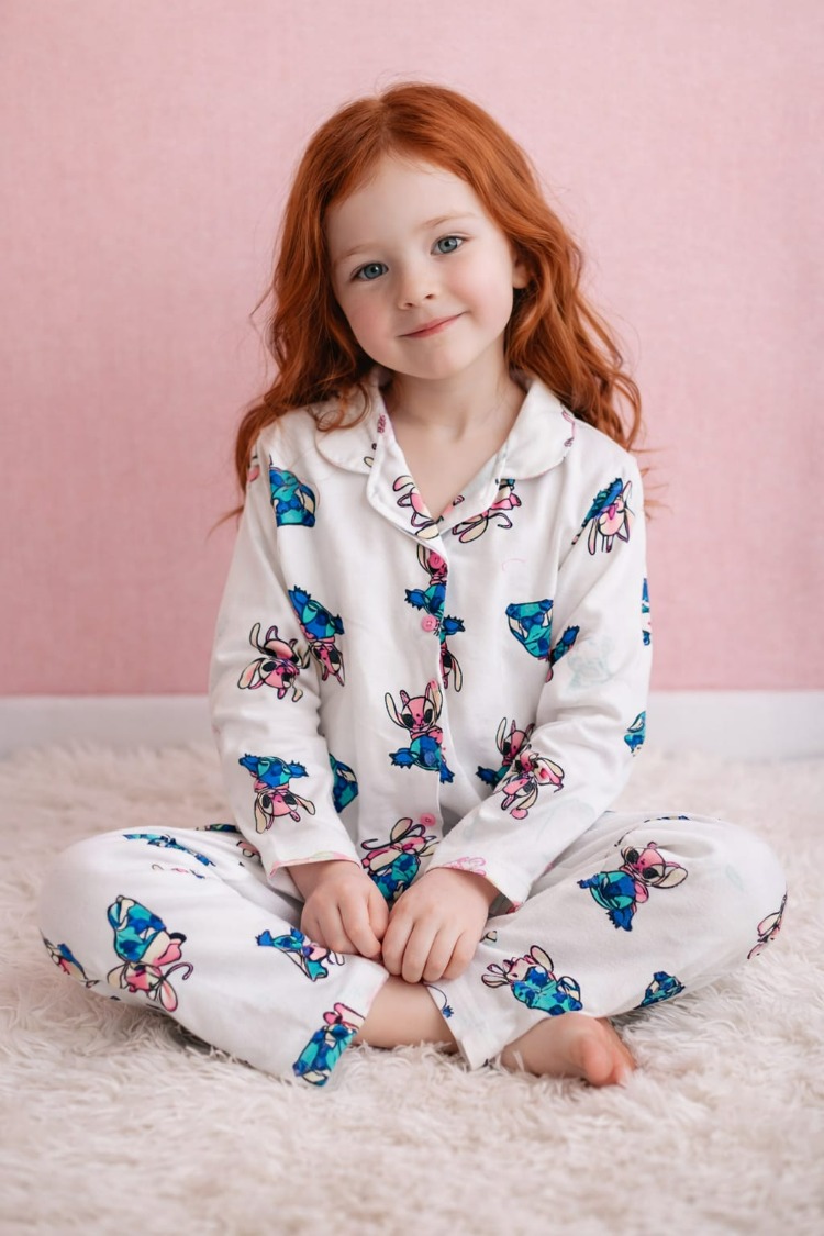 Kız çocuk stitch desenli, düğmeli pijama takımı