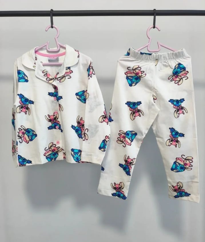 Kız çocuk stitch desenli, düğmeli pijama takımı