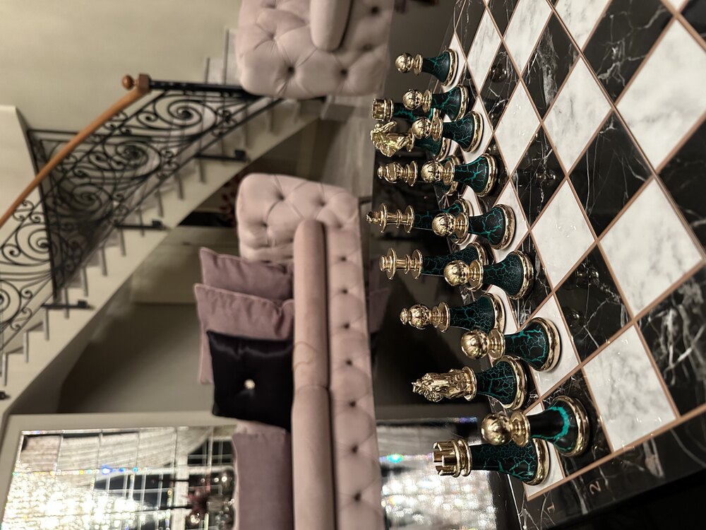 Elegant 44x44 cm Satranç Takımı – Zamak Döküm ve Çatlak Desenli Tasarım