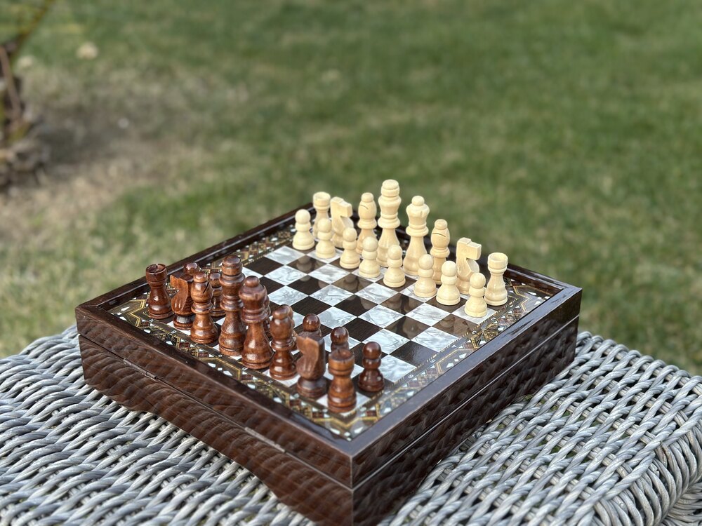 Şık Ve Klasik Sedef İşlemeli Satranç Takımı - 30x30 cm