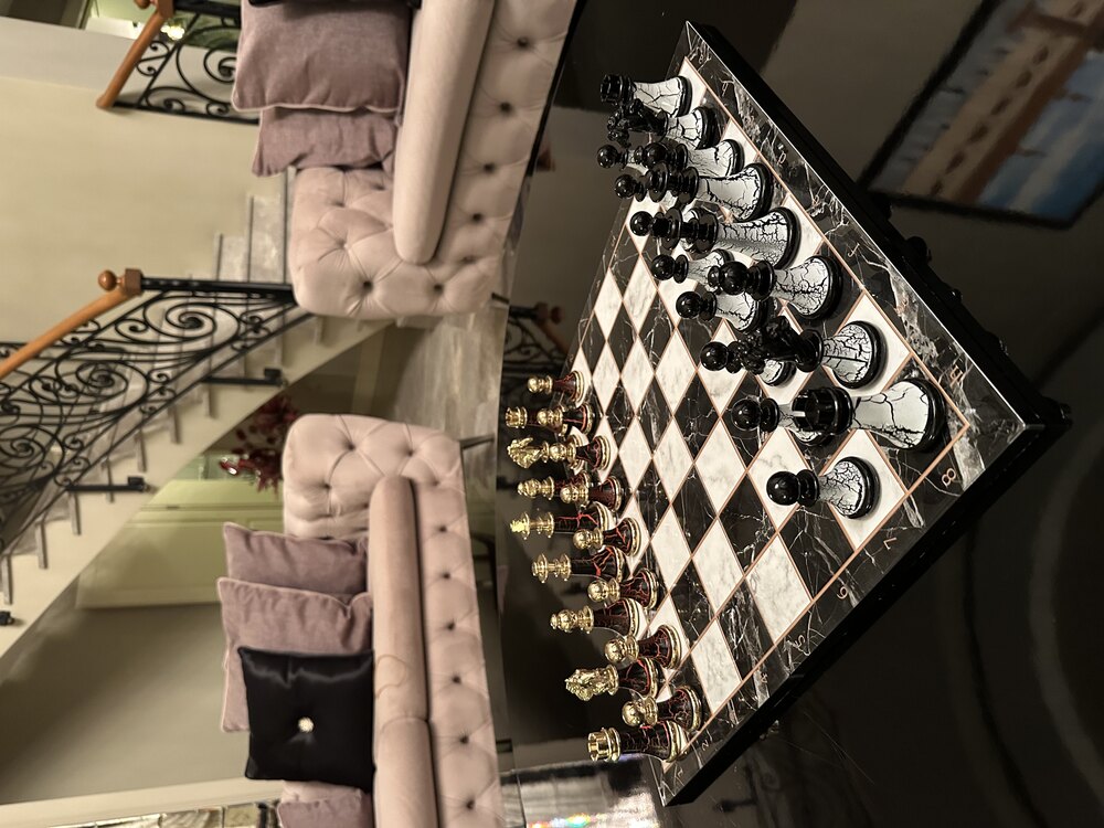 Elegant 44x44 cm Satranç Takımı – Zamak Döküm ve Çatlak Desenli Tasarım