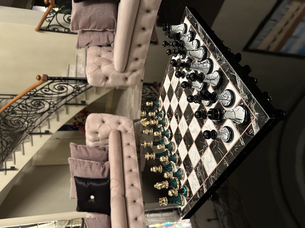 Elegant 44x44 cm Satranç Takımı – Zamak Döküm ve Çatlak Desenli Tasarım