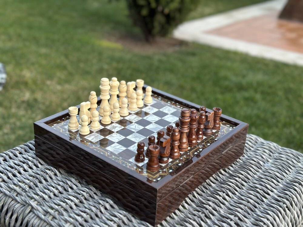 Şık Ve Klasik Sedef İşlemeli Satranç Takımı - 30x30 cm