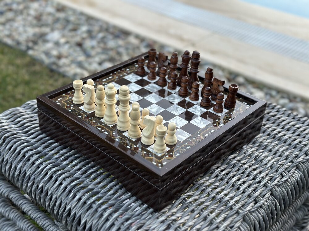 Şık Ve Klasik Sedef İşlemeli Satranç Takımı - 30x30 cm