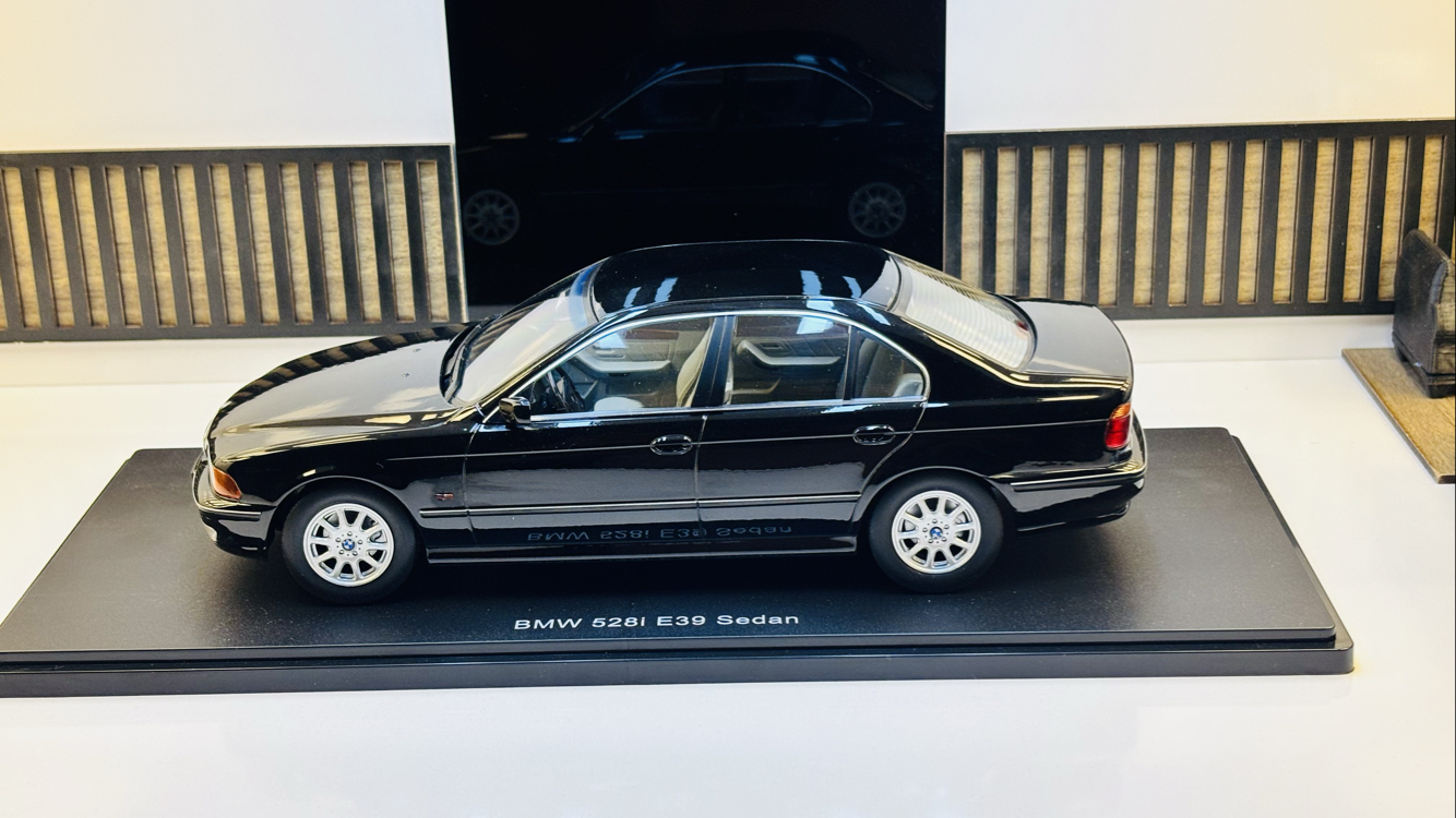 BMW 528i E39 SEDAN