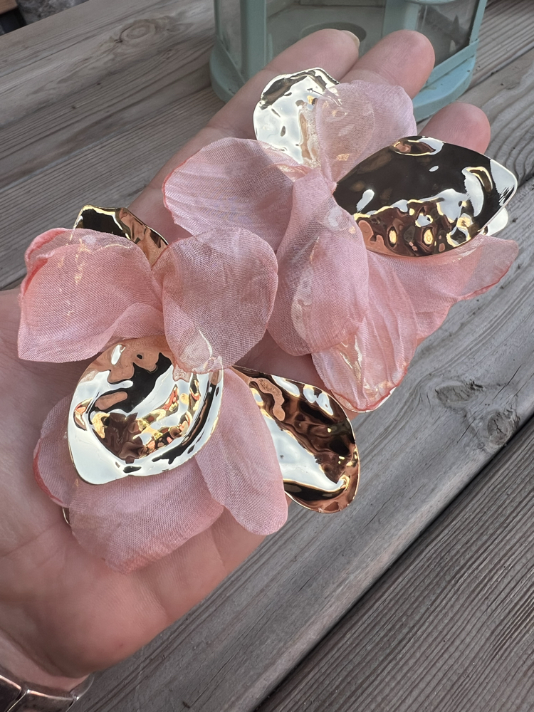 Pudra kumaş detaylı gold floral küpe