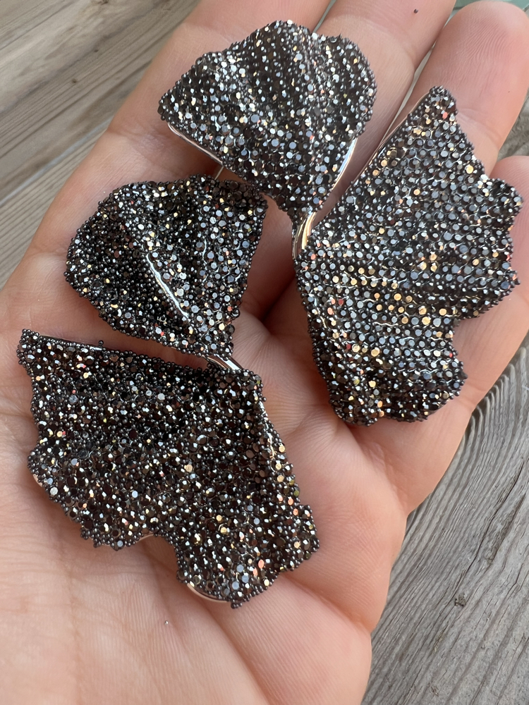 Sparkly black floral küpe