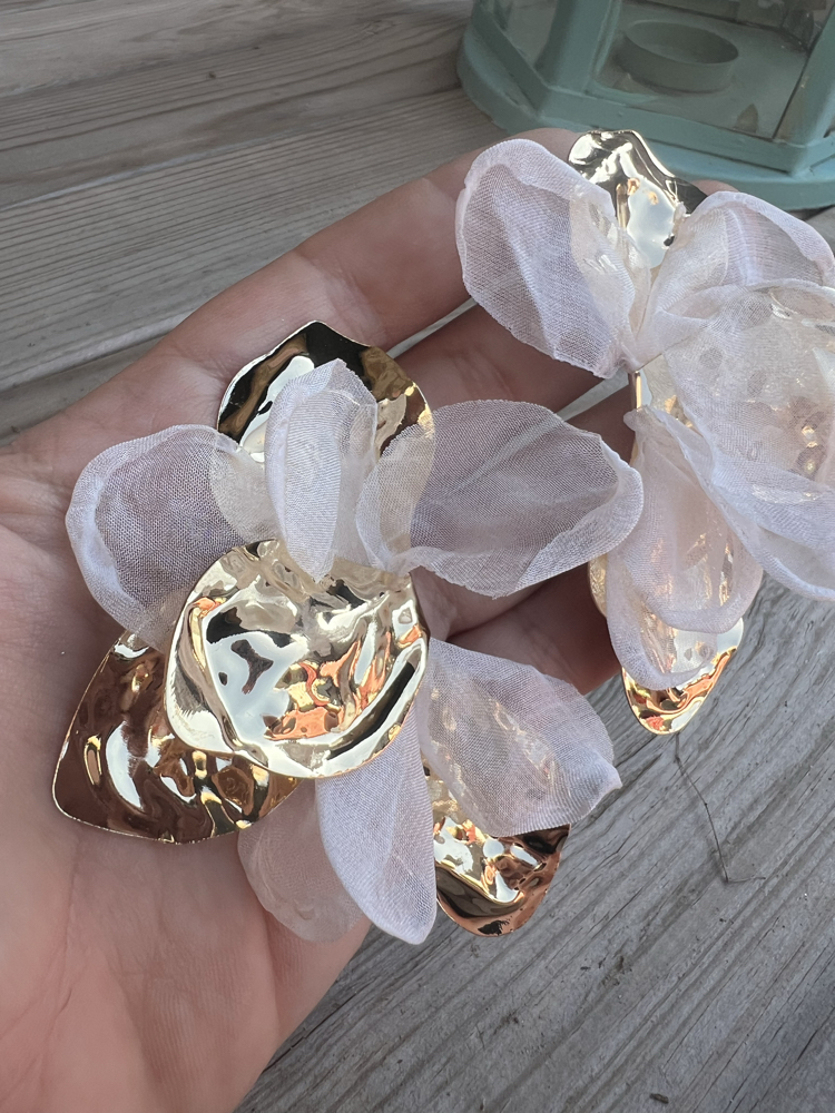 Bej kumaş detaylı gold küpe