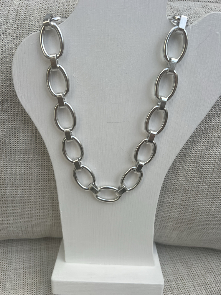 The chain gümüş rengi kolye