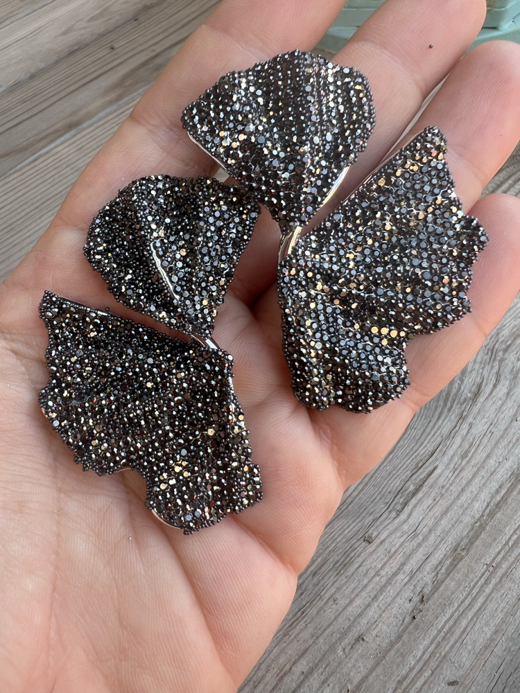 Sparkly black floral küpe