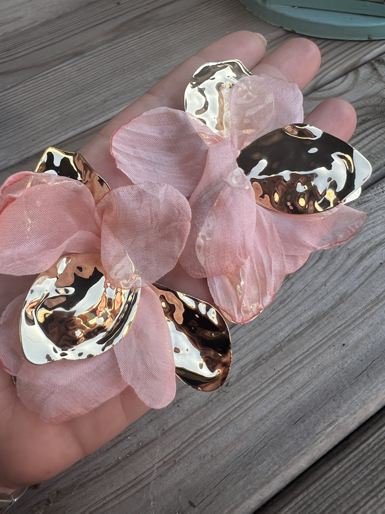 Pudra kumaş detaylı gold floral küpe
