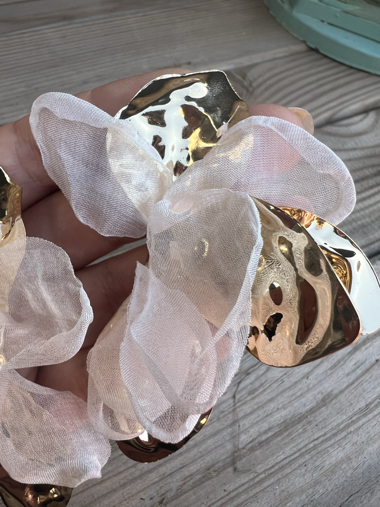 Bej kumaş detaylı gold küpe