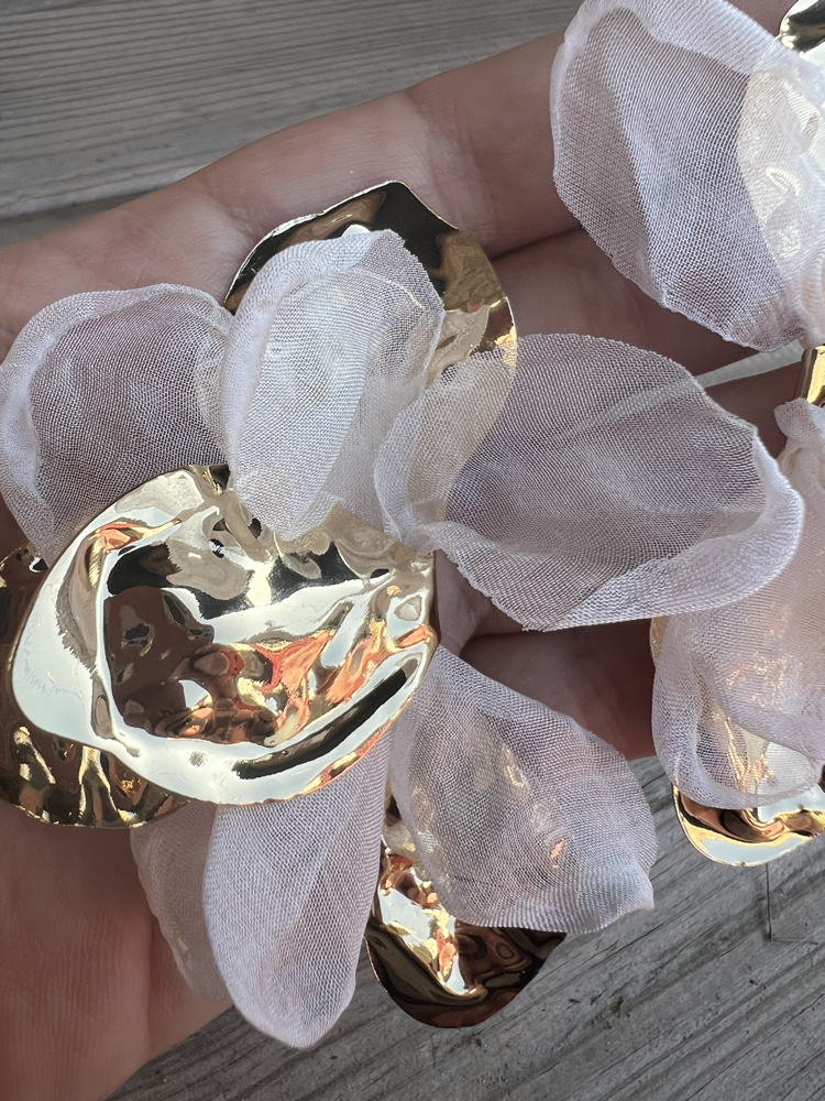 Bej kumaş detaylı gold küpe
