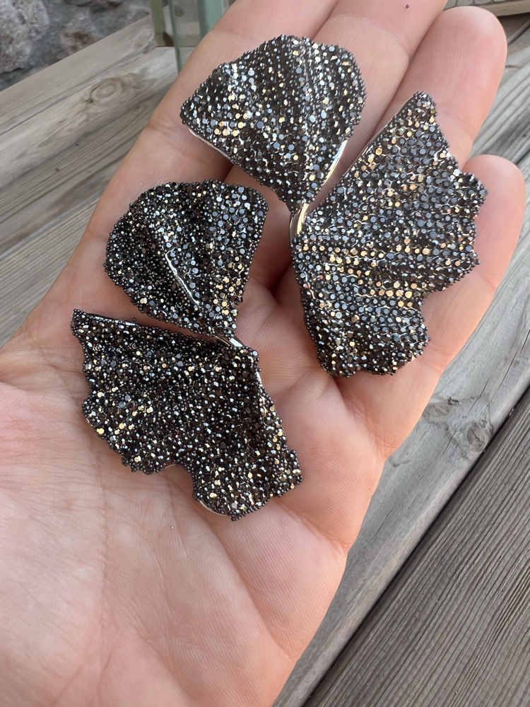 Sparkly black floral küpe