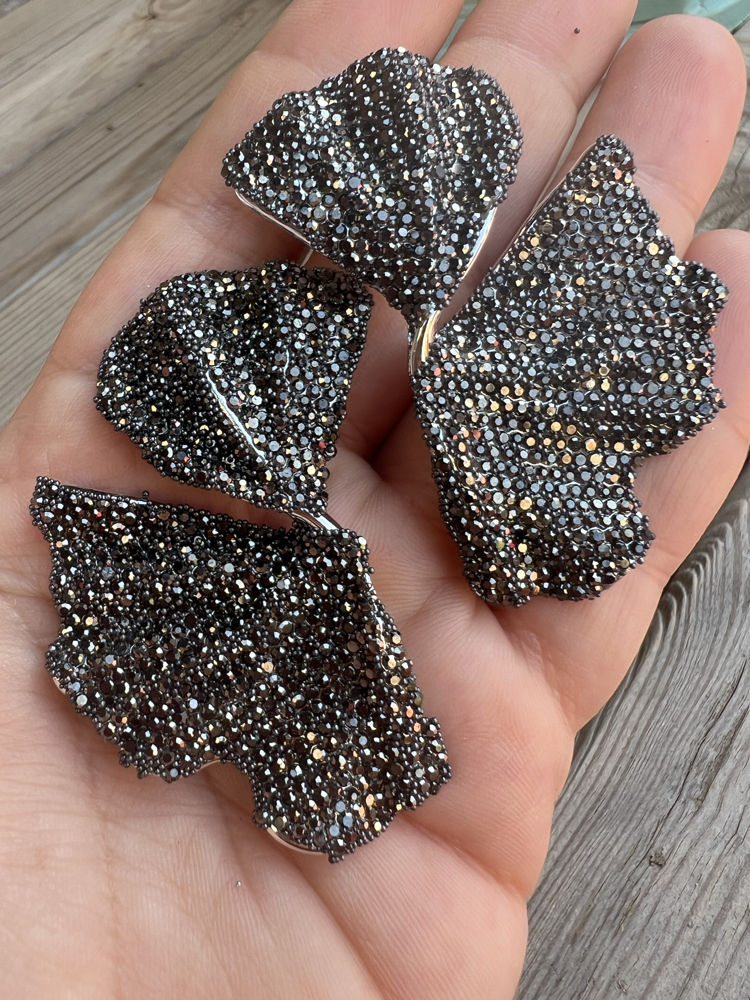 Sparkly black floral küpe