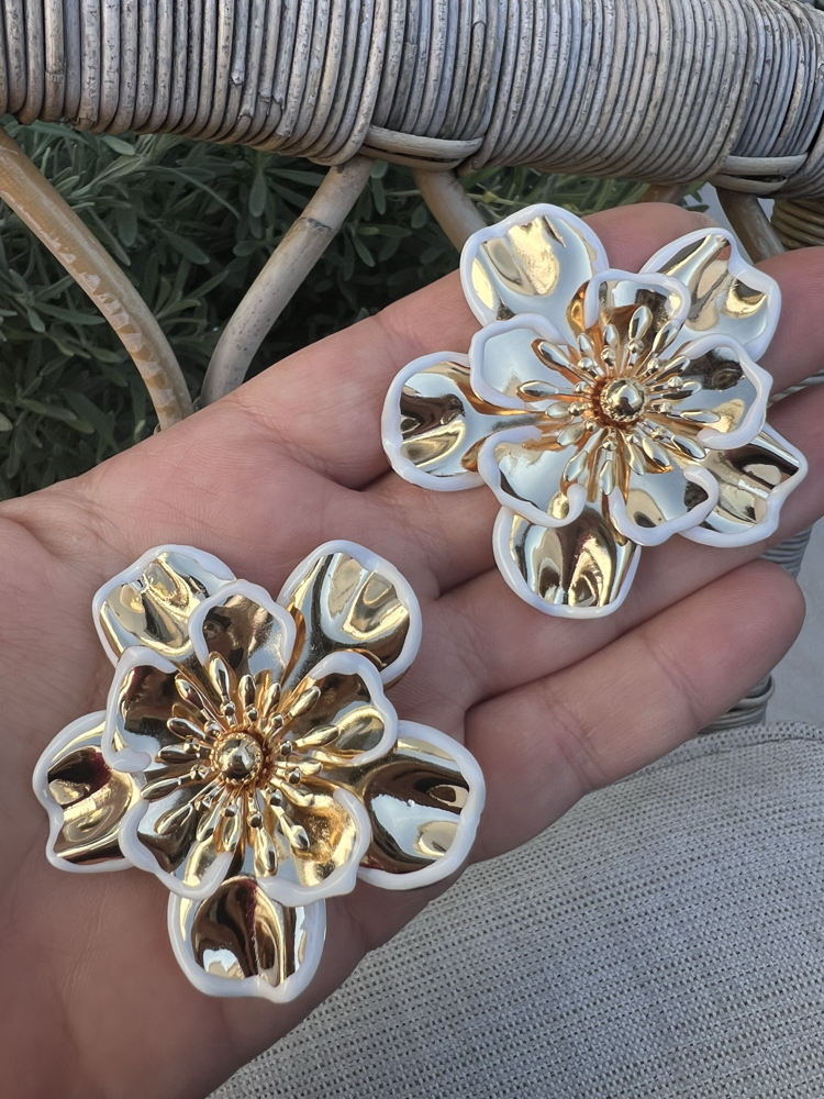 White gold floral küpe