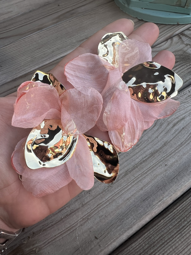 Pudra kumaş detaylı gold floral küpe