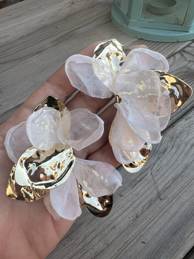 Bej kumaş detaylı gold küpe