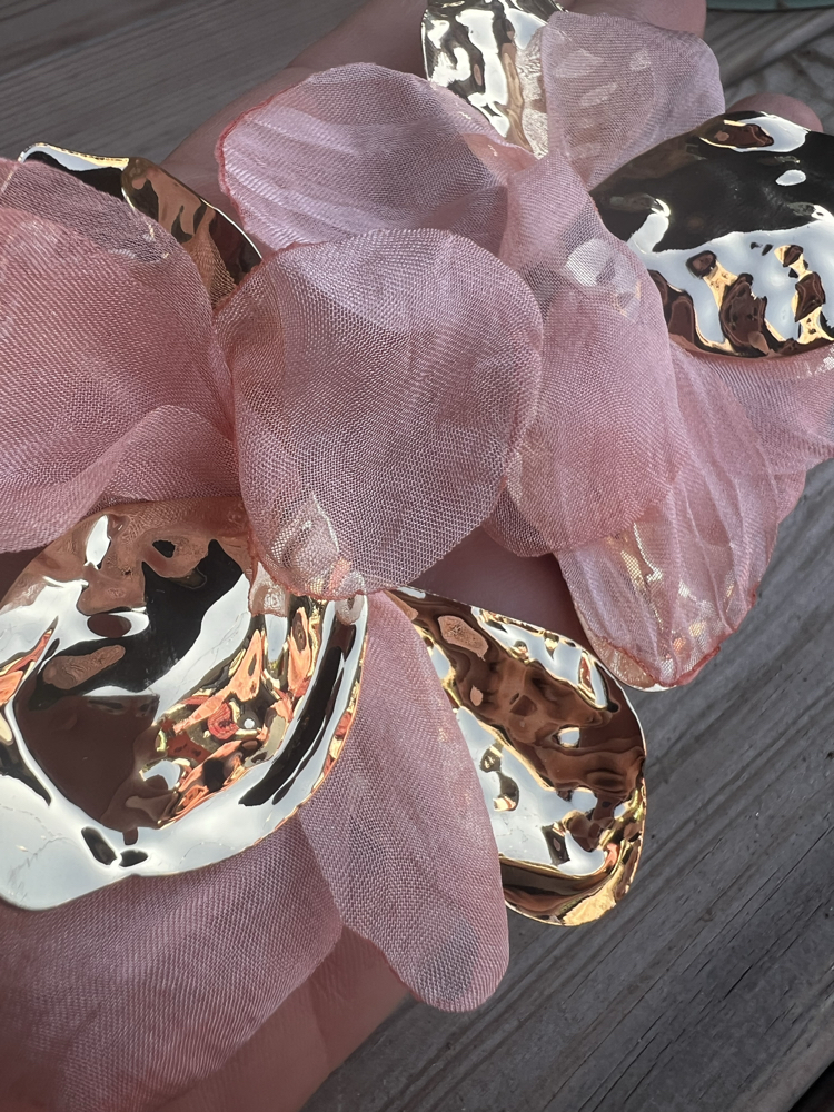 Pudra kumaş detaylı gold floral küpe