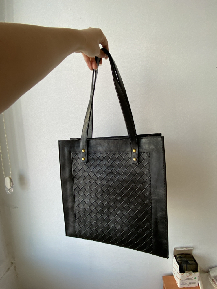 KOLLU ÇERÇEVE BOTTEGA DESENLİ SİYAH YAVRULU ÇANTAMIZ