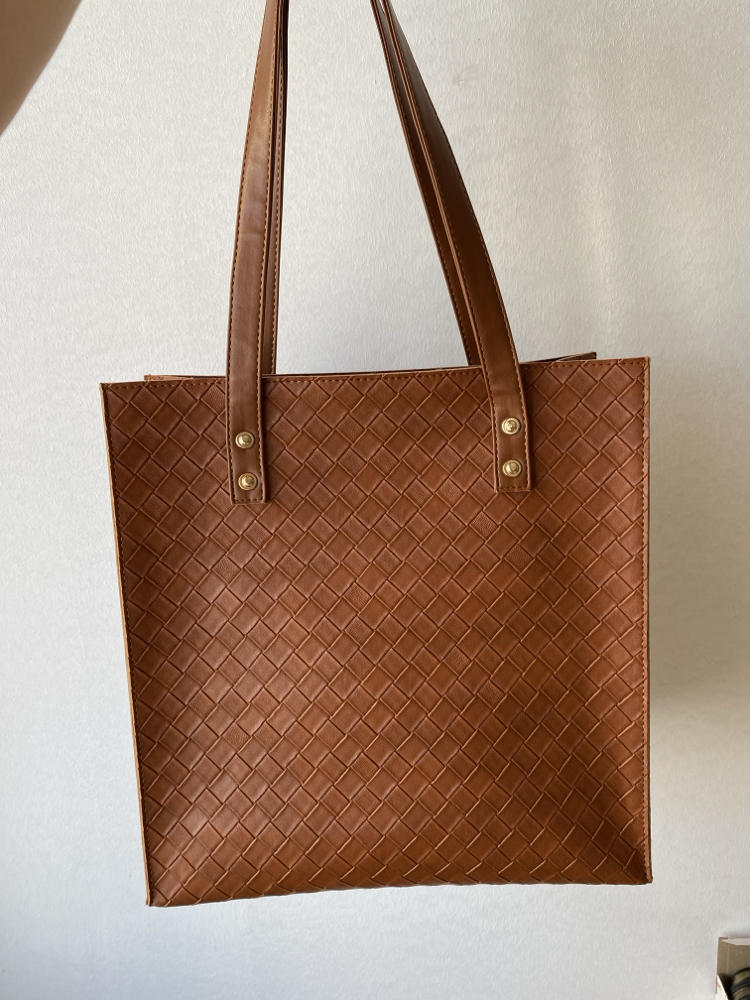 KOLLU BOTTEGA DESENLİ İÇİ YAVRULU TABA ÇANTAMIZ