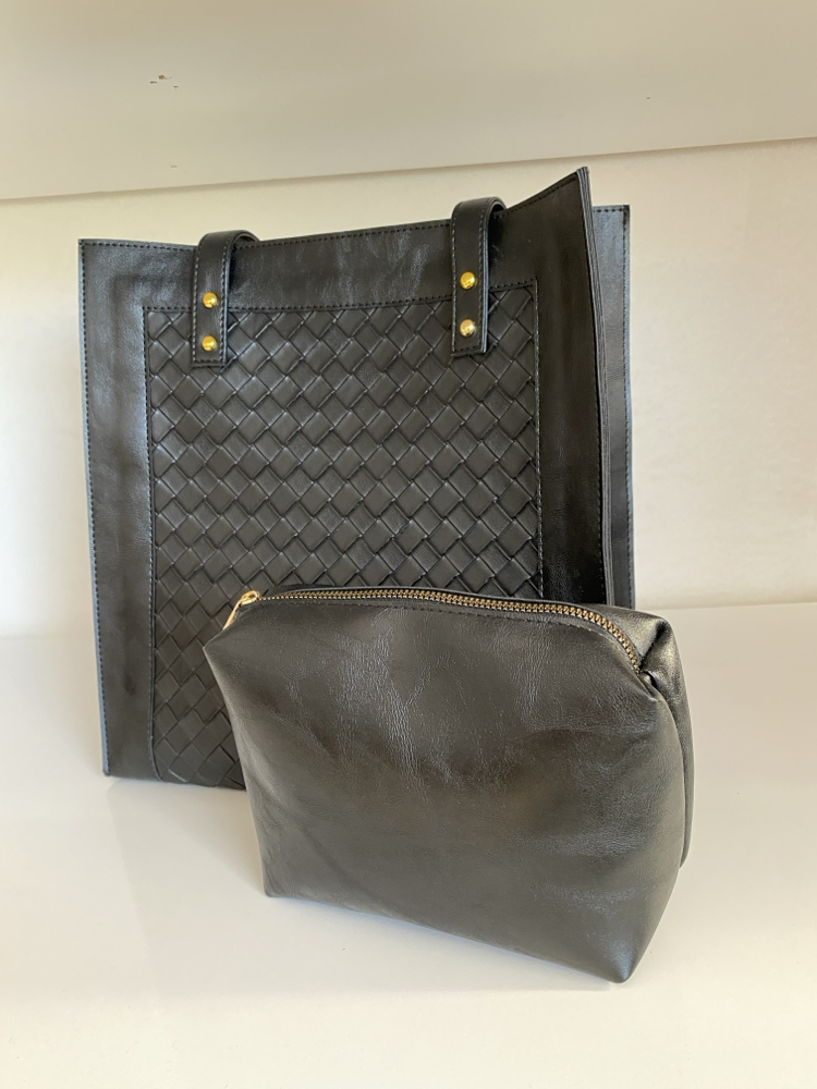 KOLLU ÇERÇEVE BOTTEGA DESENLİ SİYAH YAVRULU ÇANTAMIZ