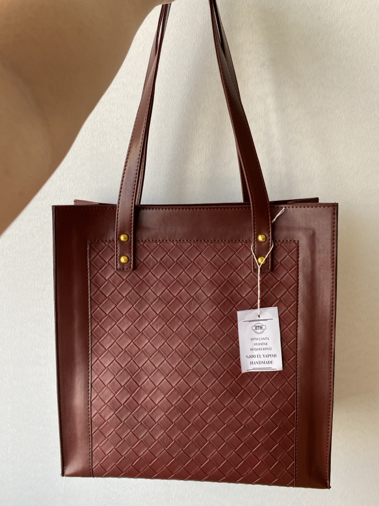 KOLLU ÇERÇEVE BOTTEGA DESENLİ BORDO YAVRULU ÇANTAMIZ