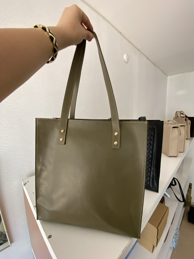 KOLLU İÇİ YAVRULU HAKİ ÇERÇEVE BOTTEGA DESENLİ ÇANTAMIZ 